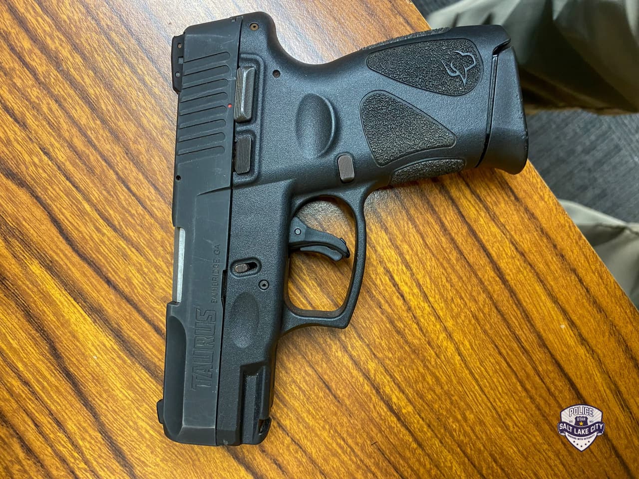 Policía de Salt Lake City detuvo a dos estudiantes con dos armas automáticas: Una Taurus y una Smith and Wesson.