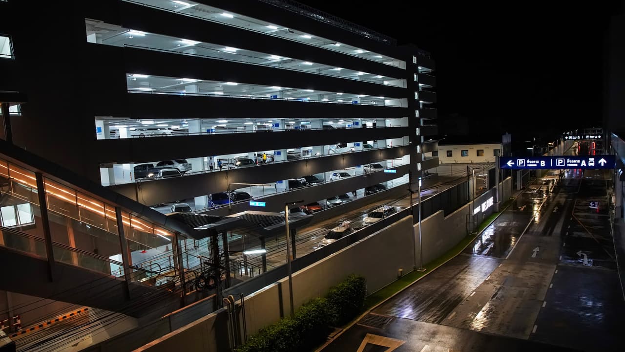 <h3 class="cms-h3-H3"><b>Protege tu auto en un estacionamiento estructural</b></h3>
<br>Si no evacuas en área afectada por el huracán es importante proteger el vehículo en un estacionamiento estructural. Muchos estacionamientos municipales, así como centros comerciales y otras instituciones, abren sus puertas para el resguardo de los vehículos de sus localidades, pero hay que actuar rápidamente ya que estos locales se llenan muy rápidamente.
<br>