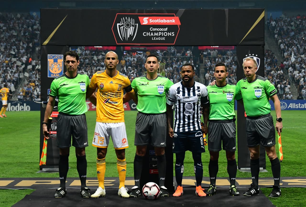 Así comparecieron los capitanes de los dos equipos y el cuerpo arbitral designado para esta noche tan importante, para posar en la fotografía oficial.