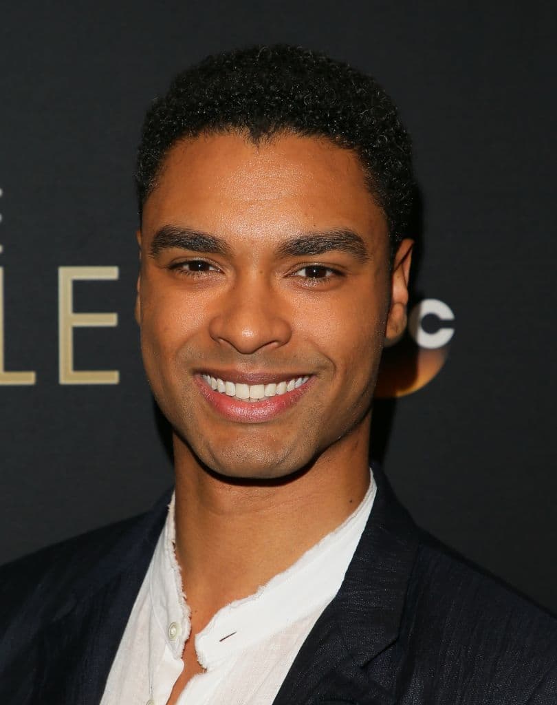 En la trama de 'Bridgerton' vimos la historia de amor que tuvo su personaje Simon Basset con Daphne Bridgerton, quienes después de pasar por situaciones llenas de drama, terminaron por casarse y formar una familia.