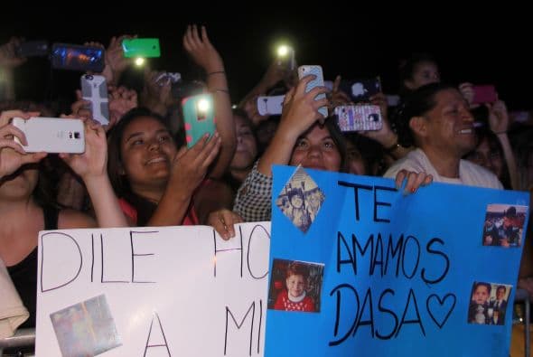 El Dasa revolucionó Phoenix con su voz y carisma, enloqueciendo a miles de fans que los esperaban ansiosas. El chulo causó furor con sus movimientos sexy y desafió seguridad para acercarse y bailar con sus consentidas.