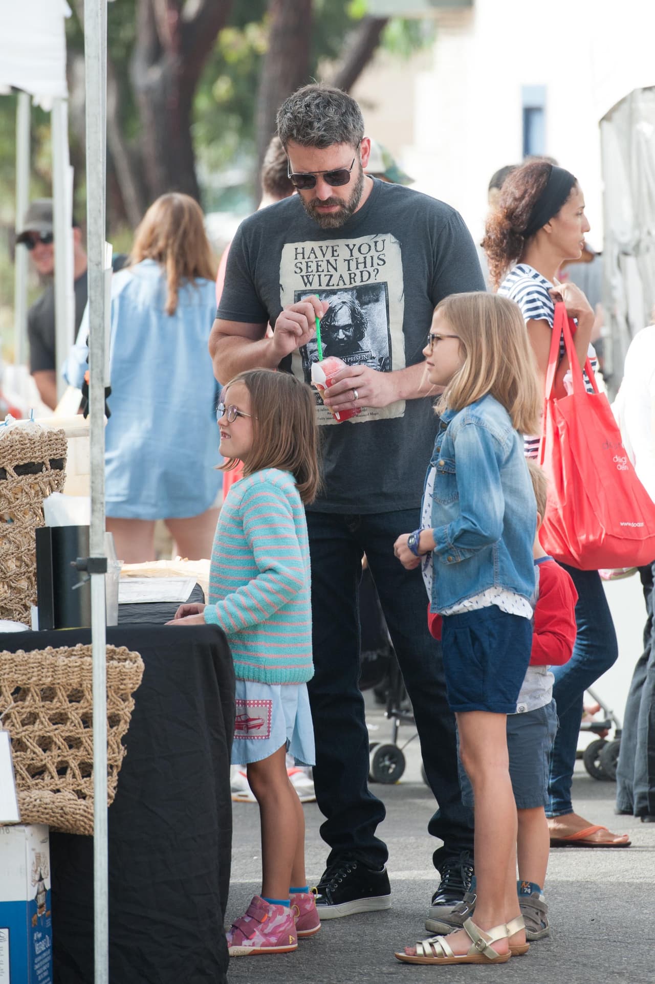 Muy atento con sus pequeñínes.