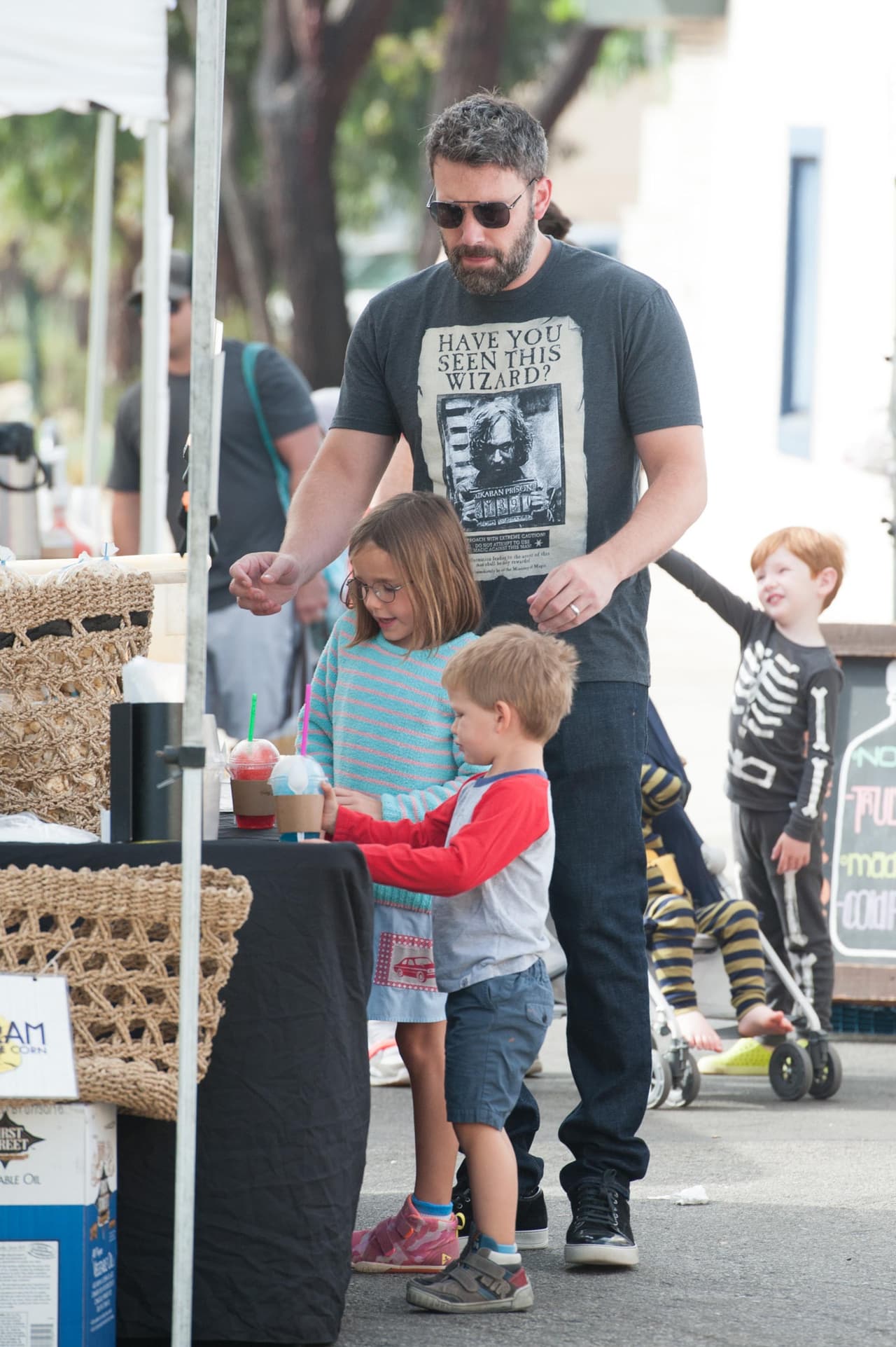 Muy atento con sus pequeñínes.