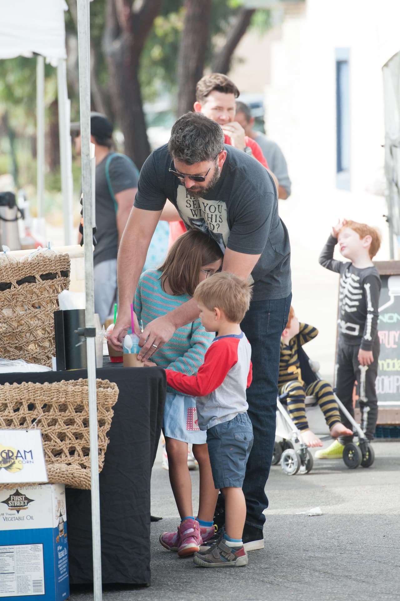 Muy atento con sus pequeñínes.