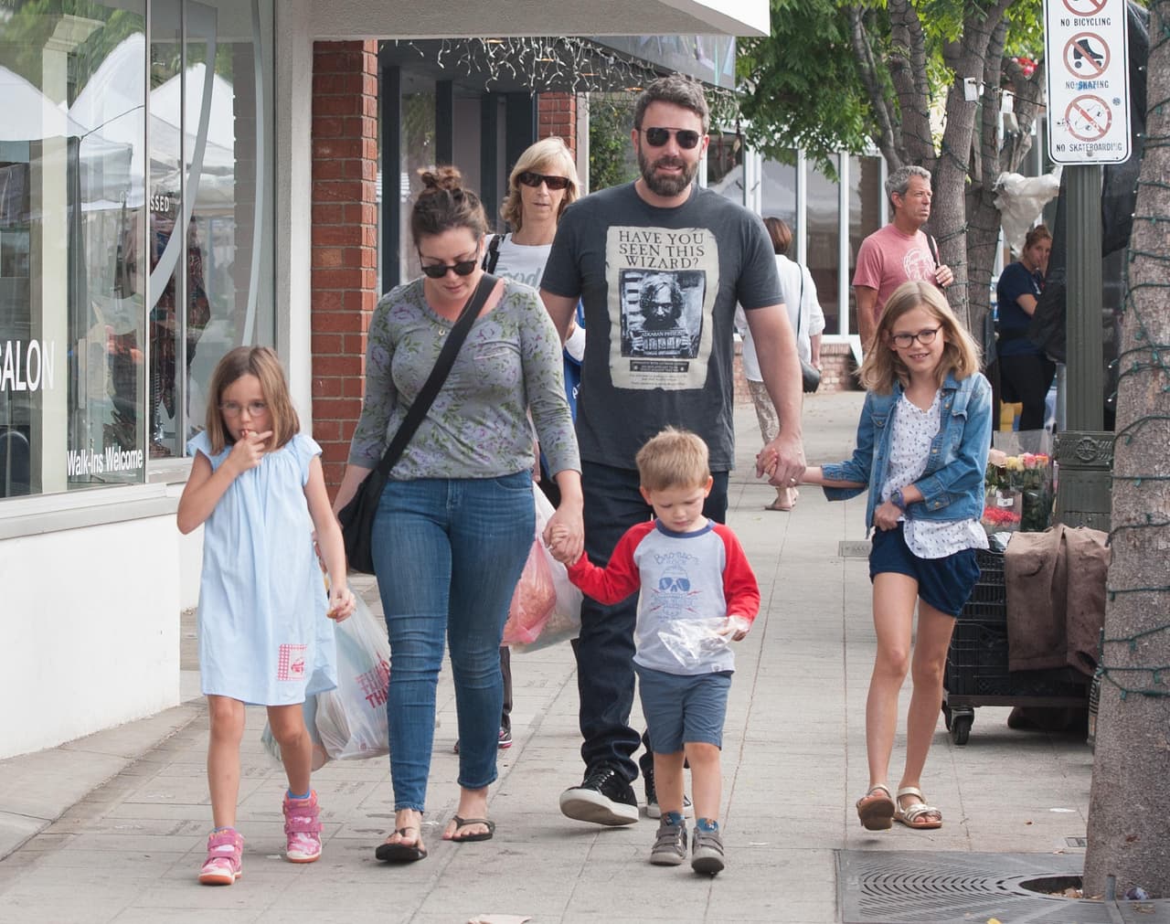 Una nueva "nanny" acompaña al actor y sus hijos.