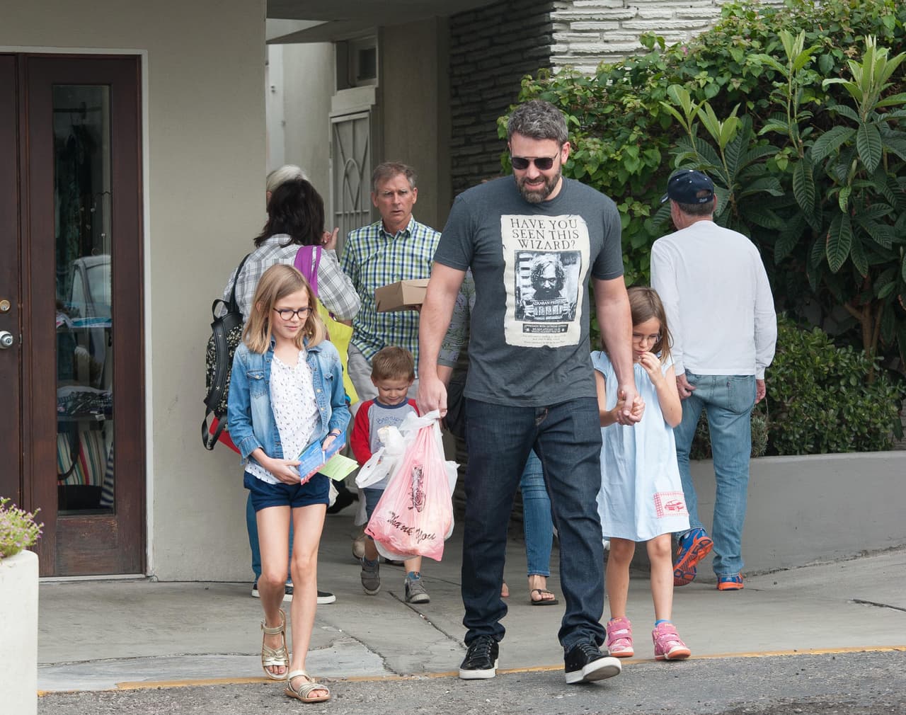 Ben affleck pasea con sus hijos.