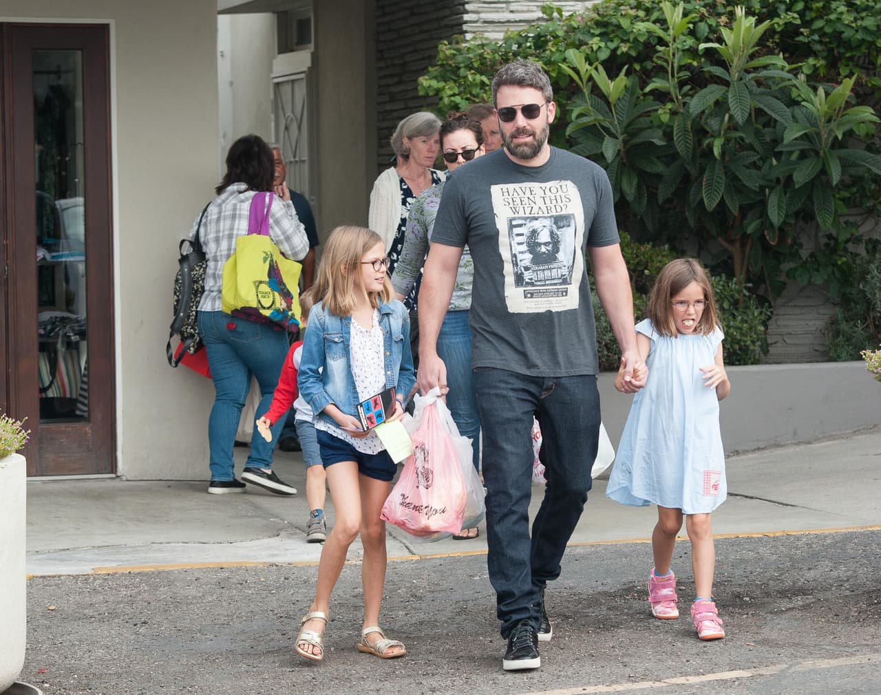 Ben affleck pasea con sus hijos.