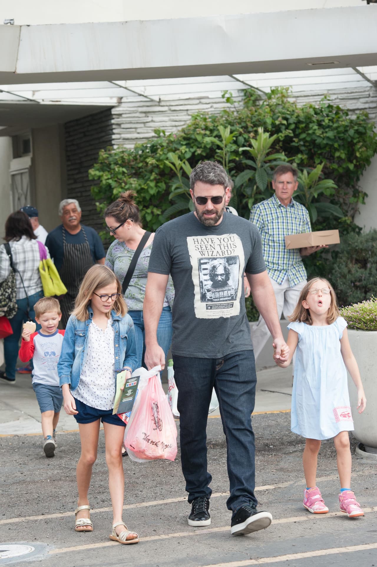Ben affleck pasea con sus hijos.