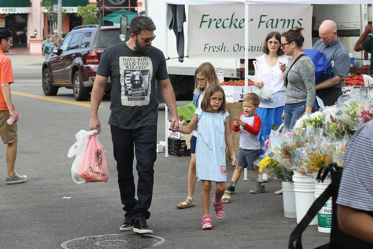 Ben affleck pasea con sus hijos.