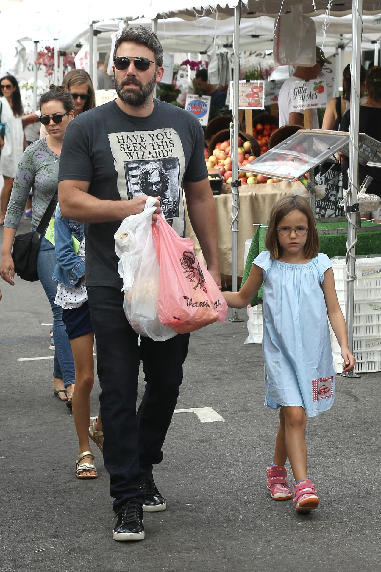 Ben affleck pasea con sus hijos.