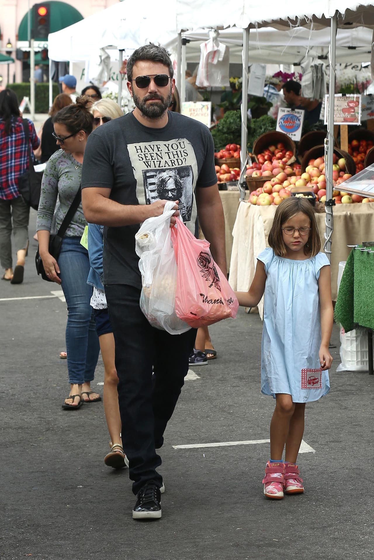 Su cabellera luce más estilizada.