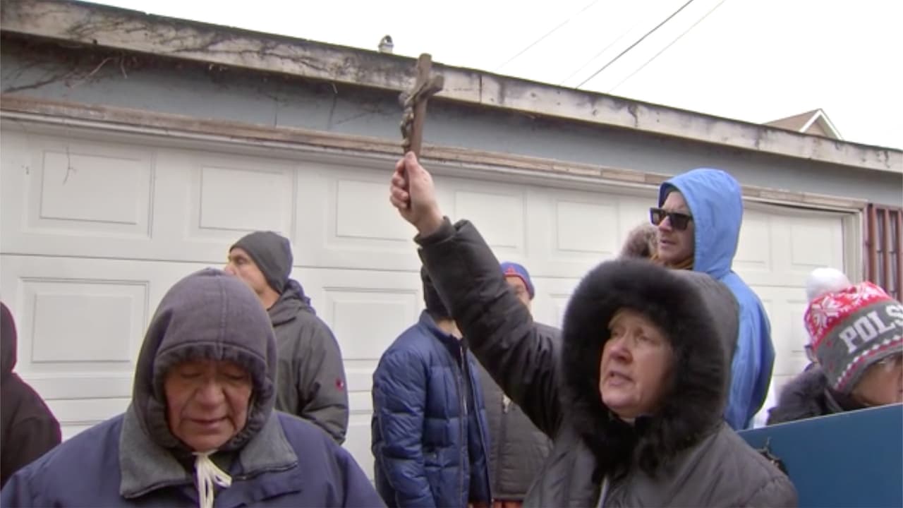 Reubicación de estatua entre iglesias divide a la comunidad de Pilsen