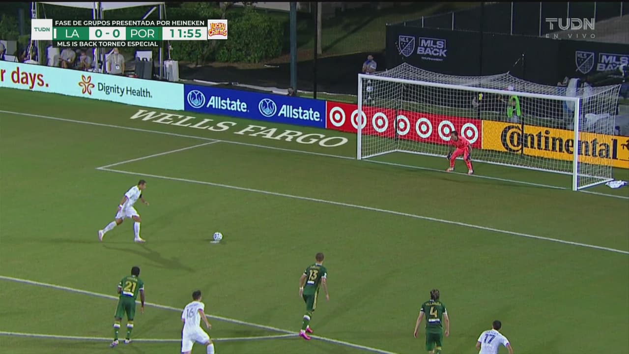 ¡¿Qué hiciste Chicharito?! Steve Clark ataja penal cantado de Javier Hernández