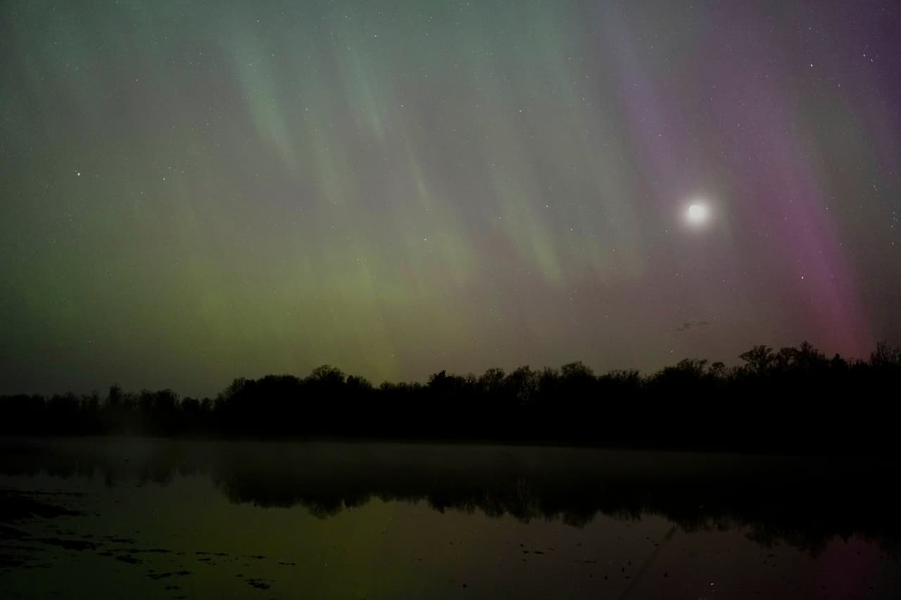 La aurora boreal brilla en el cielo sobre el bosque estatal de St. Croix, cerca de Markville, Minnesota.