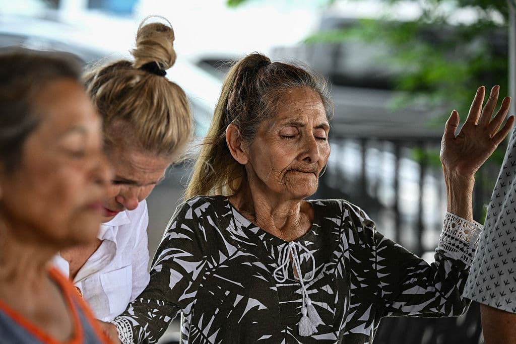 La búsqueda de
<b><a href="https://www.univision.com/local/san-antonio-kwex/silvana-garza-valdez-narra-como-sobrevivio-a-inundacion-campamento-tras-el-desbordamiento-del-rio-guadalupe-kerr-texas" target="_blank">sobrevivientes</a></b> comenzó el mismo viernes 4 de julio. El domingo siguiente fue declarado por el gobernador de Texas, Greg Abbott, como
<b>día de oración </b>y más de una decena de personas se reunió en la zona de la tragedia para rogar por las víctimas. Pidieron que los
<b>equipos de rescate</b> puedan llegar hasta las personas que aún siguen desaparecidas. Entre ellas,
<b>10 niñas que disfrutaban de Camp Mystic</b>.