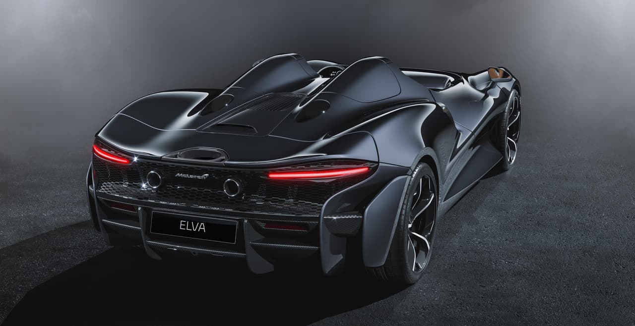 El McLaren Elva promete un rendimiento extremo. Impulsado por un motor V8 turboalimentado de 4.0 litros, similar al que montan el McLaren Senna y Senna GTR y con la capacidad de generar 804 caballos de fuerza, a este roadster biplaza le toma menos de tres segundos acelerar de 0 a 62 mph (100 km/h) y 6.7 segundos para ir de 0 a 124 mph (200 km/h).