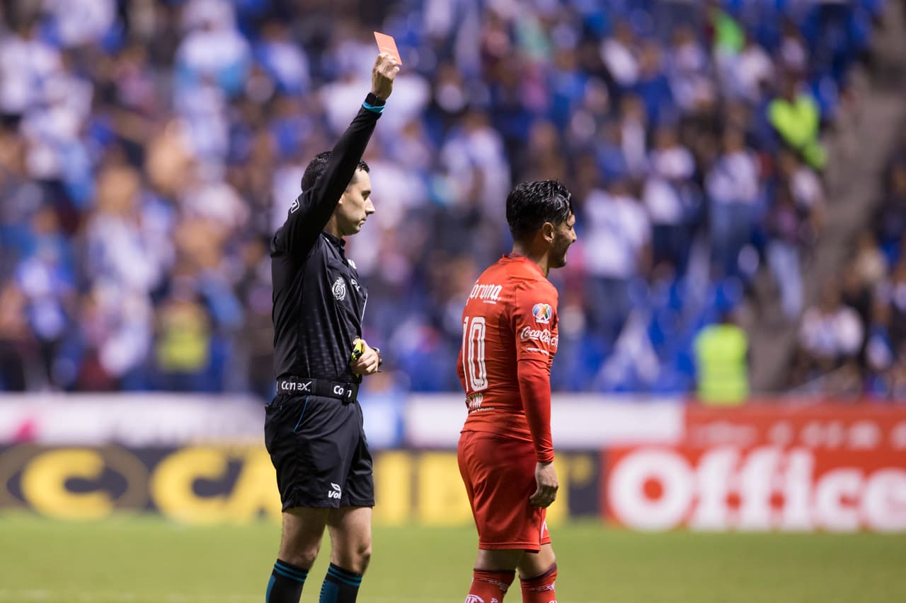 Toluca terminó el partido con 9 hombres por las expulsiones de Ángel Reyna por doble amonestación y Pablo César Barrientos quien vio la roja directa por reclamar.