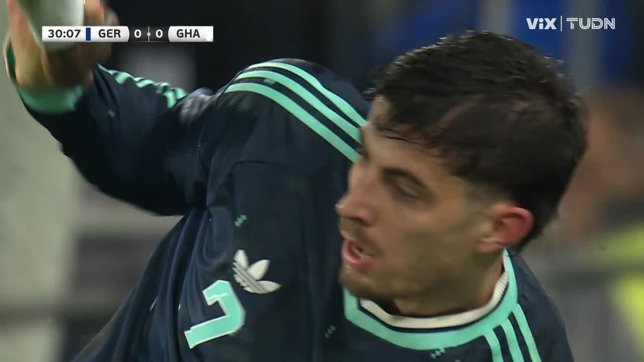 ¡Locura en el área rival! Una serie de rebotes que Alemania no puede concretar