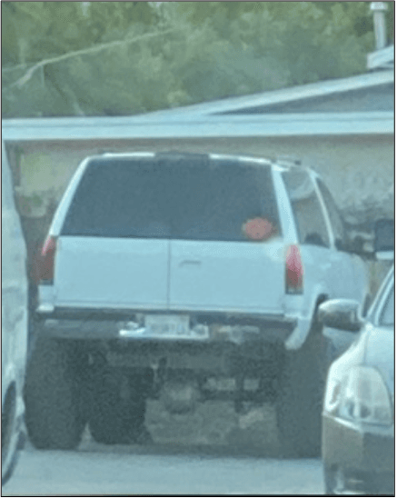Y una camioneta Chevy Tahoe, color blanca con rines negros, también con licencia de California, placa número 3RSR716.
<br>