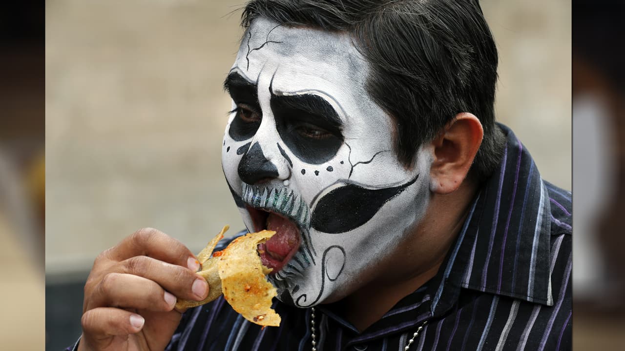 Para tres de cada 10 mexicanos los tacos son su plato favorito, el de pastor se lleva la medalla de oro, según Kantar México. Más de 22 millones de toneladas de tacos se comen por año en México en números del Gobierno Federal.