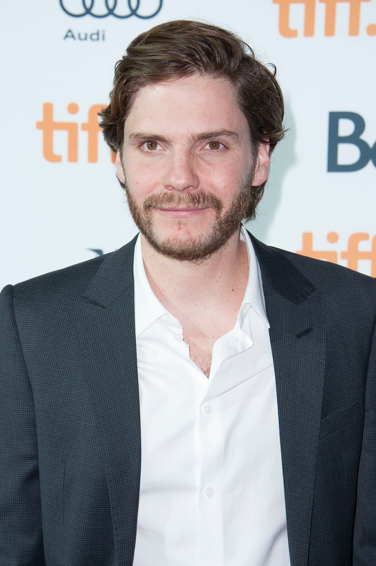 Narra la rivalidad que mantuvieron dos grandes pilotos de Fórmula 1, el británico James Hunt y el austriaco Niki Lauda, sobre todo en 1976, año en el que Lauda sufrió un gravísimo accidente que casi le costó la vida.