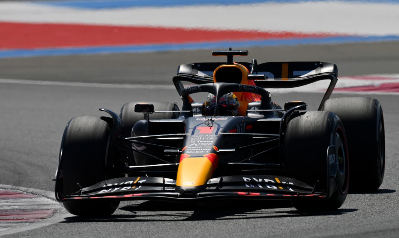 Max Verstappen conquistó el Gran Premio de Francia por delante de Lewis Hamilton y George Russell. Checo Pérez fue cuarto y Charles Leclerc tuvo que abandonar la carrera tras un impactarse con el muro.