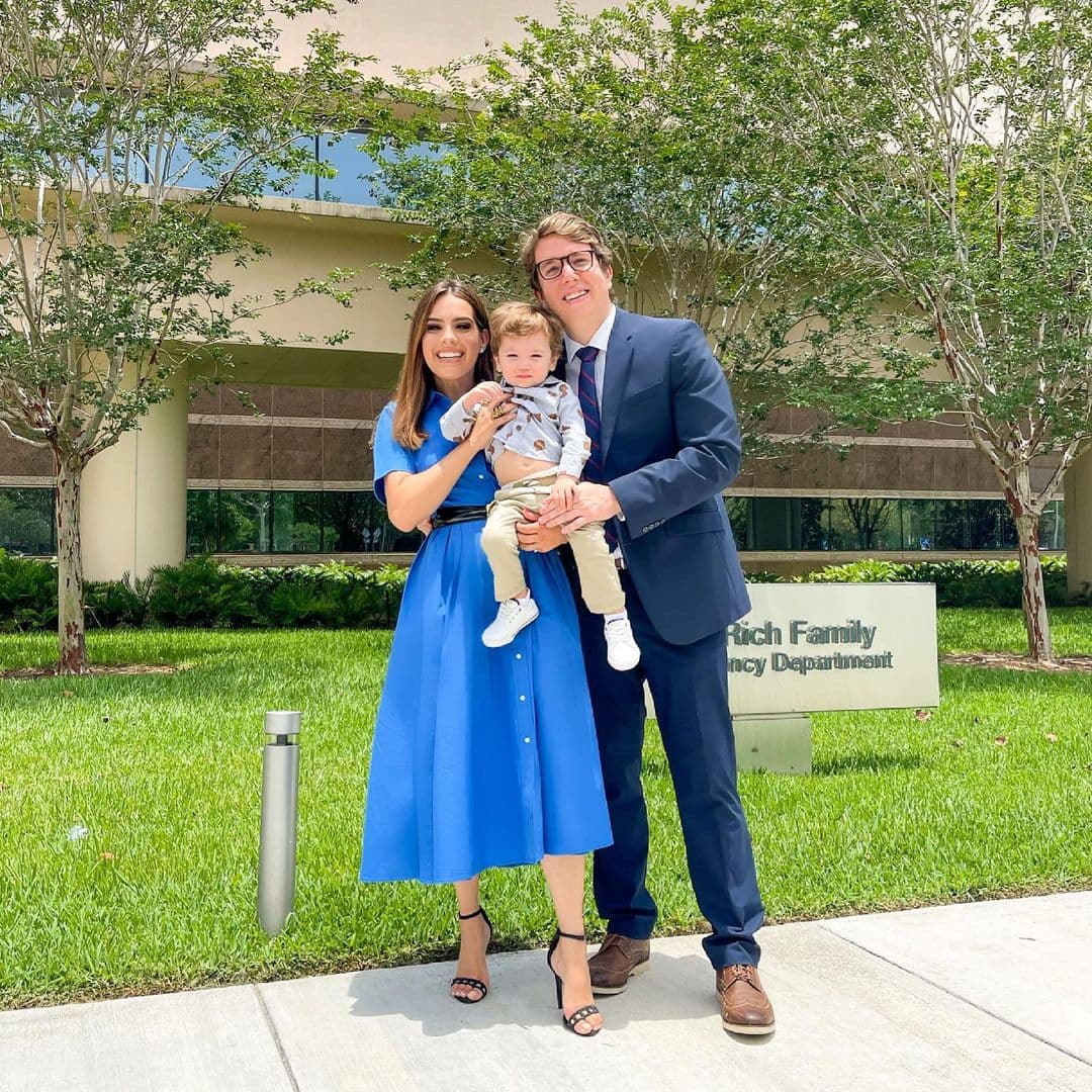 "Estamos felices y orgullosos de que hoy podamos celebrar juntos en familia años de esfuerzo, sacrificios y dedicación", redactó la presentadora venezolana junto a la foto familiar de este feliz día.