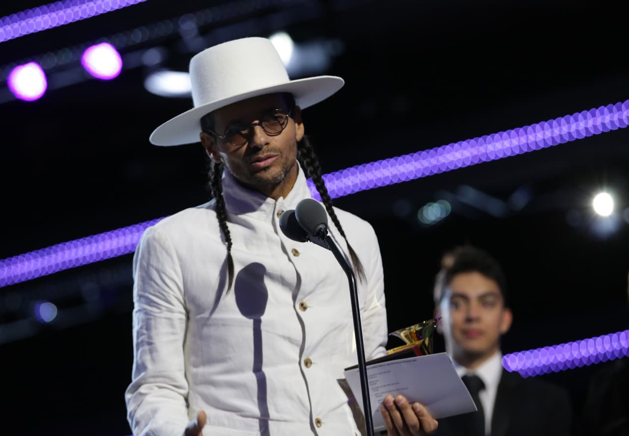 Draco Rosa, quien ganó en la categoría Mejor Álbum de Rock por su álbum 'Monte Sagrado', agradeció a Afo Verde, CEO de Music Latin (su sello discográfico) por haber creído en este proyecto de rock "diferente". Y le dedicó el triunfo a su mamá.