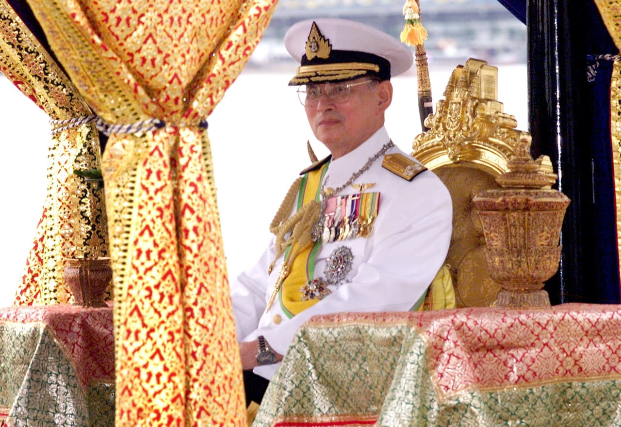 <h3 class="cms-H3-H3">3. Bhumibol Adulyadej, Rama IX</h3>
<br>
<br>👑
<b> País:</b> Tailandia.
<br>
<br>👑
<b> Tiempo en el trono: </b>70 años y 126 días.
<br>
<br>👑
<b> Inicio del reinado: </b>9 de junio de 1946.
<br>
<br>👑
<b>Fin del reinado: </b>13 de octubre de 2016.
<br>
