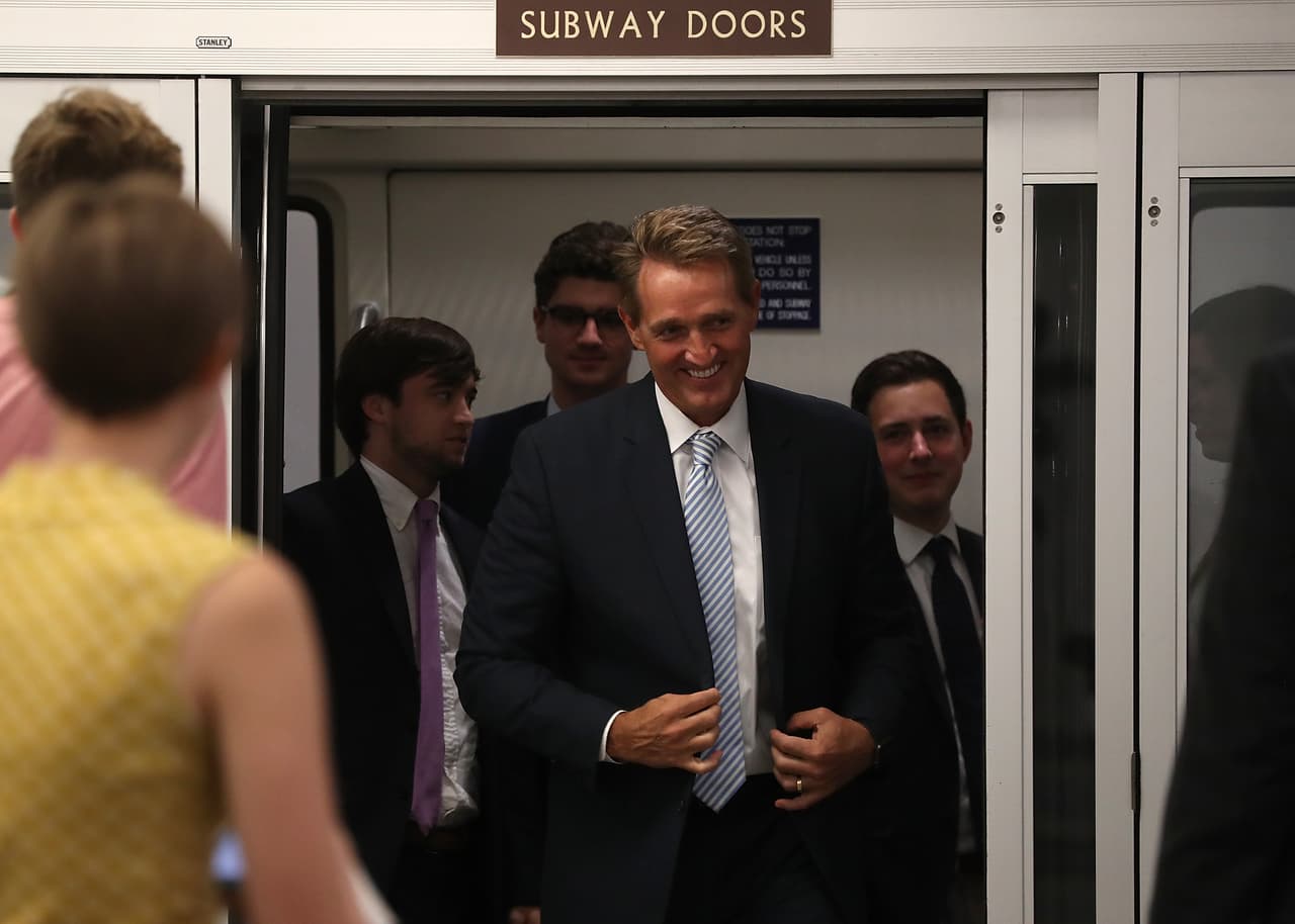 Flake ha dicho que Trump es "un peligro para la democracia" y justificó su retirada porque no quiere "ser cómplice".