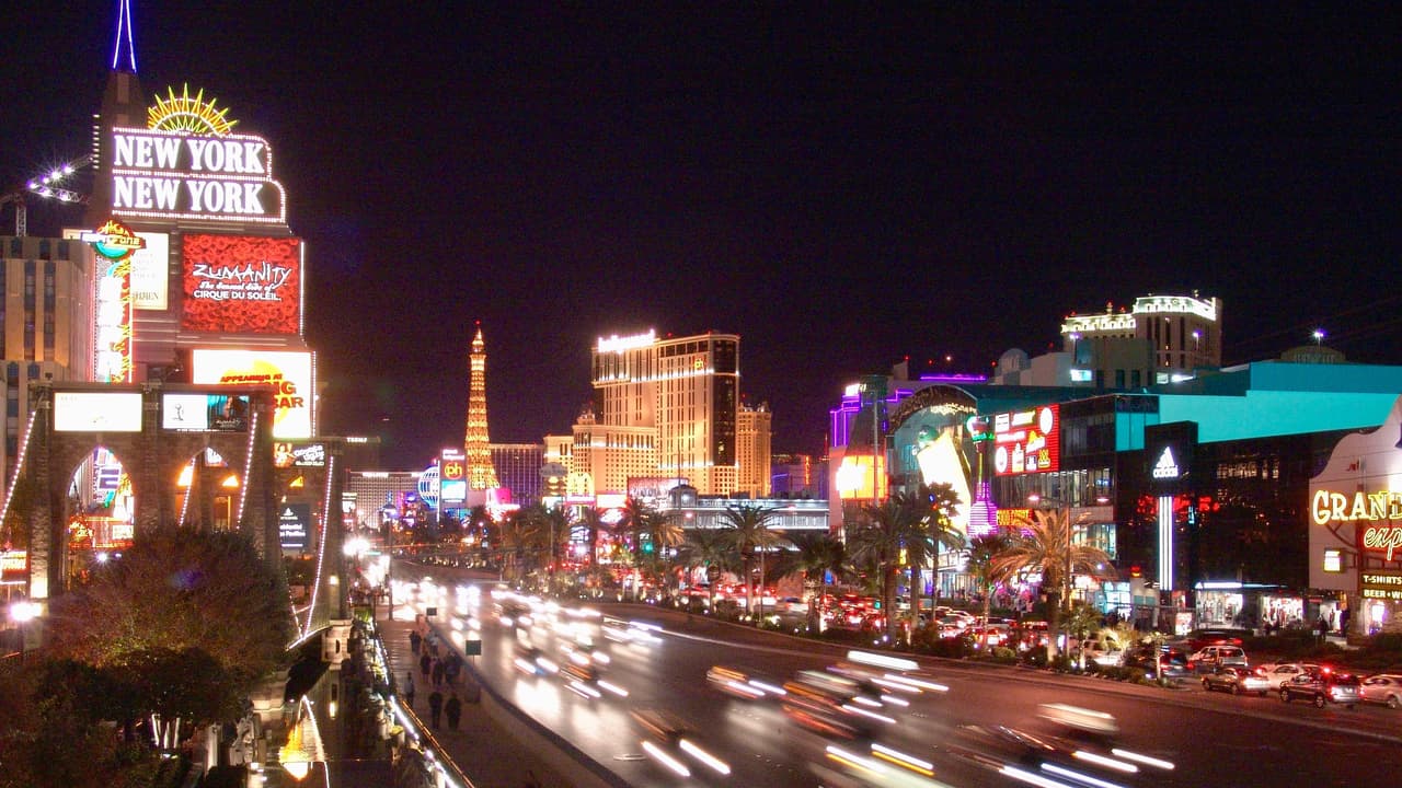 <h3 class="cms-h3-H3">12. Las Vegas, Nevada</h3>
<br>Costo de propiedad y mantenimiento:
<b>52</b>
<br>Tráfico e infraestructura:
<b>5</b>
<br>Seguridad:
<b>53</b>
<br>Acceso a vehículos y a su mantenimiento:
<b>6</b>
<br>Dato curioso:
<b> En Las Vegas, el costo de asegurar un automóvil ha aumentado en 30% durante los últimos 7 años, lo que supera en un 10% el promedio nacional. ¿Las causas?, el robo de vehículos y los conductores distraídos . . . por las luces. </b>