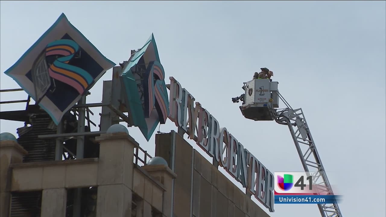 Atienden incendio en centro comercial del centro de SA