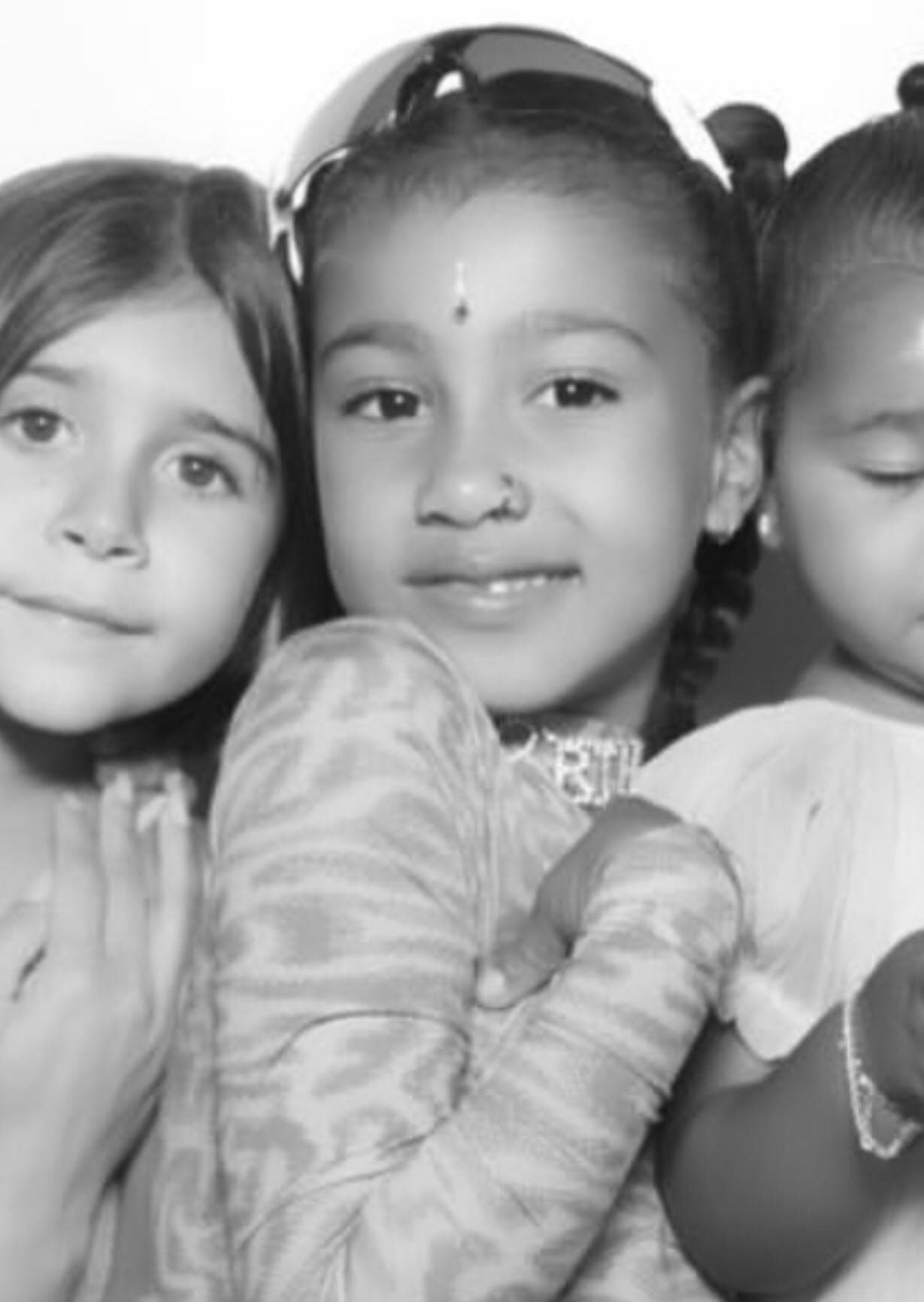 En la imagen resalta que North, hija de 
<b><a href="https://www.univision.com/temas/kanye-west" target="_blank">Kanye West</a></b> y 
<b><a href="https://www.univision.com/temas/kim-kardashian" target="_blank">Kim Kardashian</a></b>, tenía un accesorio en la frente y un 'piercing' en la nariz.