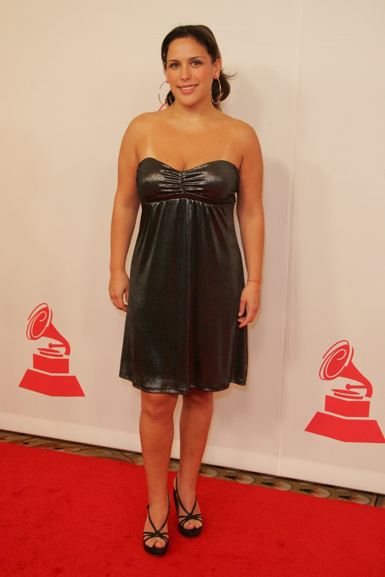 En mayo de 2003, Vale estrenó un nuevo novio: otro ex Menudo llegaba a su vida. La actriz mexicana y Robert Avellanet 
<a href="https://www.panamaamerica.com.pa/variedades/angelica-vale-y-el-ex-menudo-robert-son-novios-120679" target="_blank">confirmaron que eran "amigos especiales"</a>.