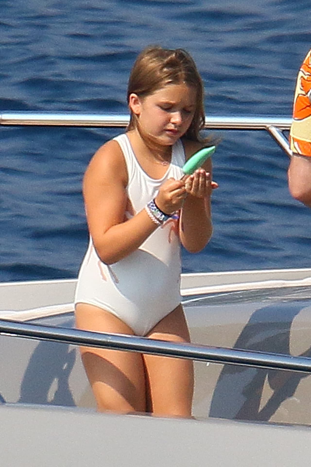 Después de tanto brinco, Harper Beckham se retiró a una esquina para saciar su sed con un helado.