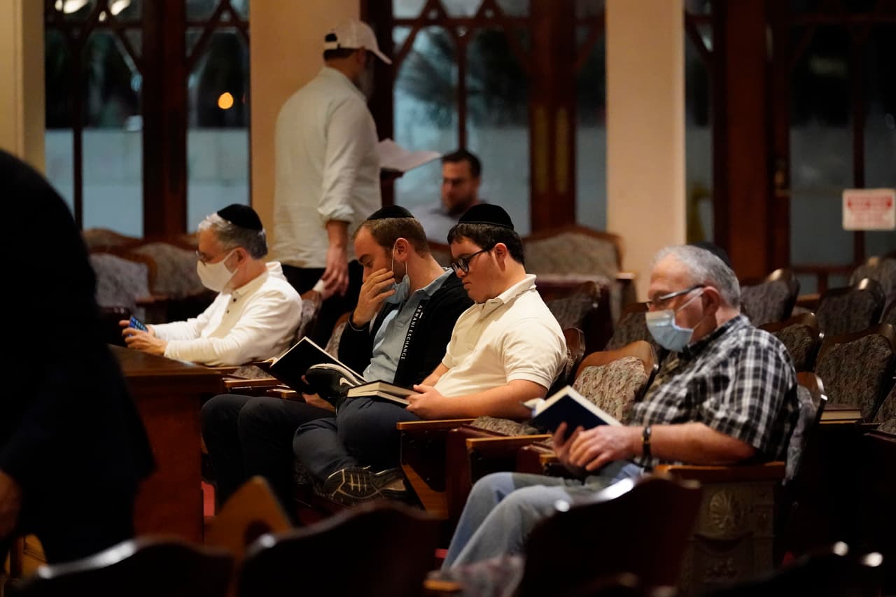 Judíos rezan en la sinagoga de Bal Harbour después de que se reportara la desaparición de miembros de la comunidad en el colapso del edificio en Surfside.