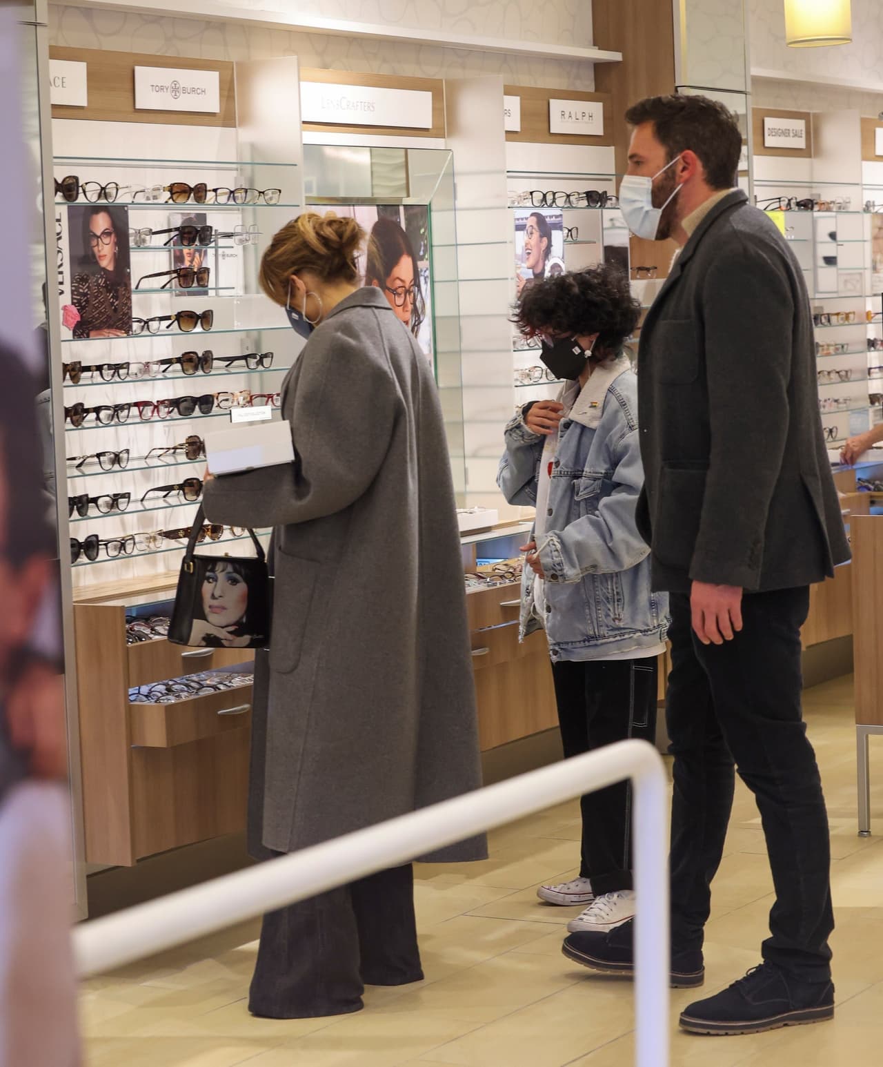 "Lo cual no es (que sea una persona) perfecta, sino alguien que se esfuerza mucho y se preocupa mucho por ser honesto, auténtico y responsable. Es difícil decir quién se beneficia más sin entrar en detalles chismosos", comentó.
<br>