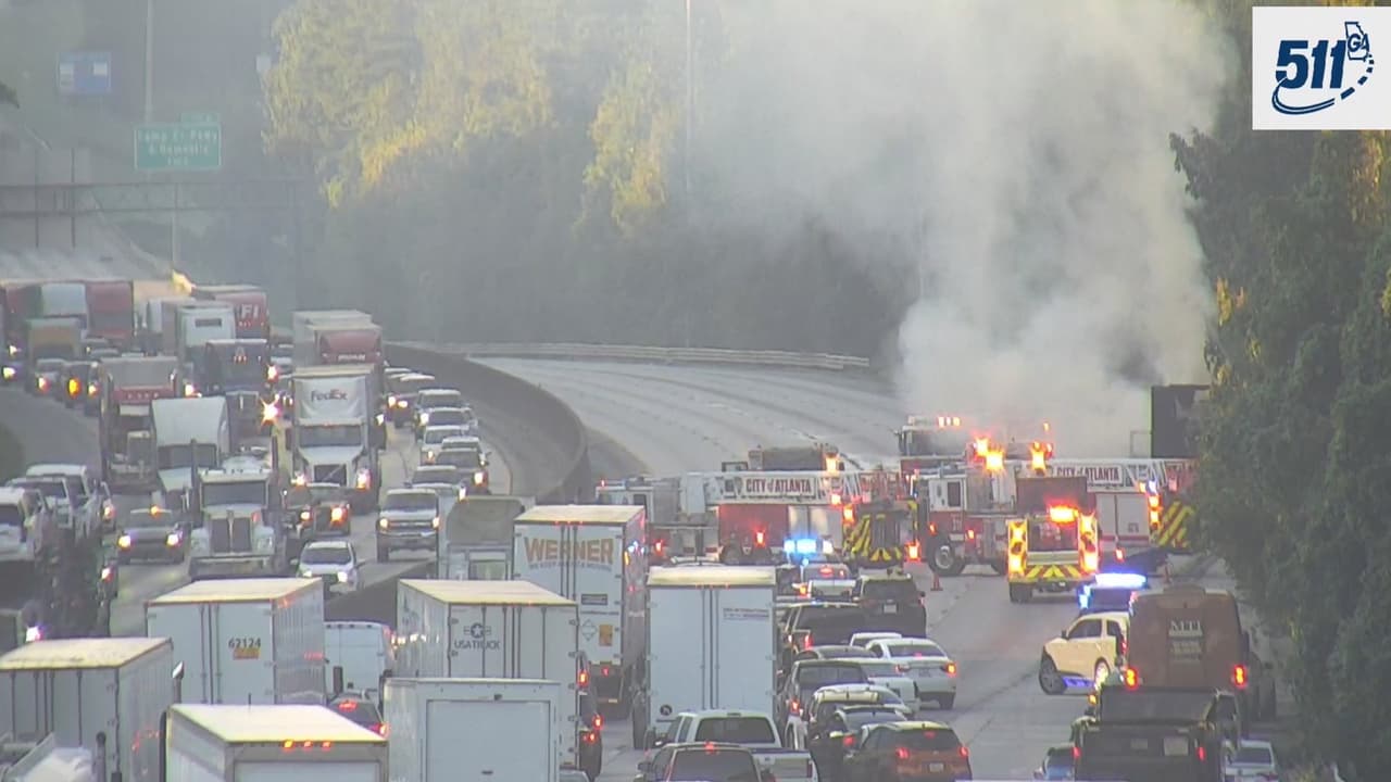 Un vehículo se incendia sobre la I-285 provocando el cierre de carriles pasando Langford Parkway 