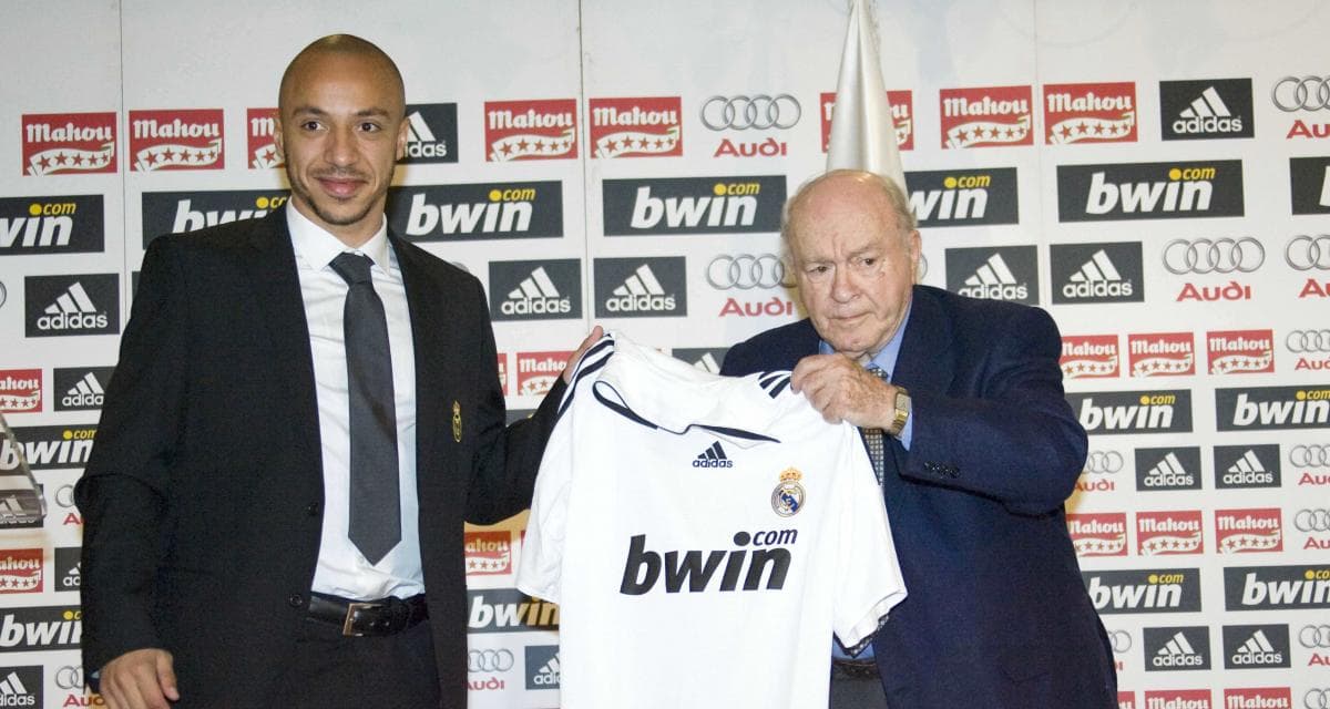 <b>Julien Faubert - Mediocampista</b>– En 2009 llega cedido con opción de compra al Real Madrid. Su paso por el club fue muy gris ya que solo disputó 60 inutos en liga y estuvo en boca de muchos luego de ser encontrado dormido en el banquillo del Madrid. Al terminar la Temporada el Madrid no ejerce el derecho a compra y el jugador regresa al West Ham United.