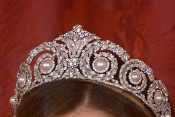 La tiara es de inspiración art-decó y está orlada con diamantes y perlas sobre una base de platino. Además tiene una flor de lis abrazada por dos grandes brillantes. según información de la 
<a href="https://mx.hola.com/realeza/casa_espanola/20180416122952/reina-letizia-estrena-tiara-cartier-moda/" target="_blank">revista ¡Hola! </a>