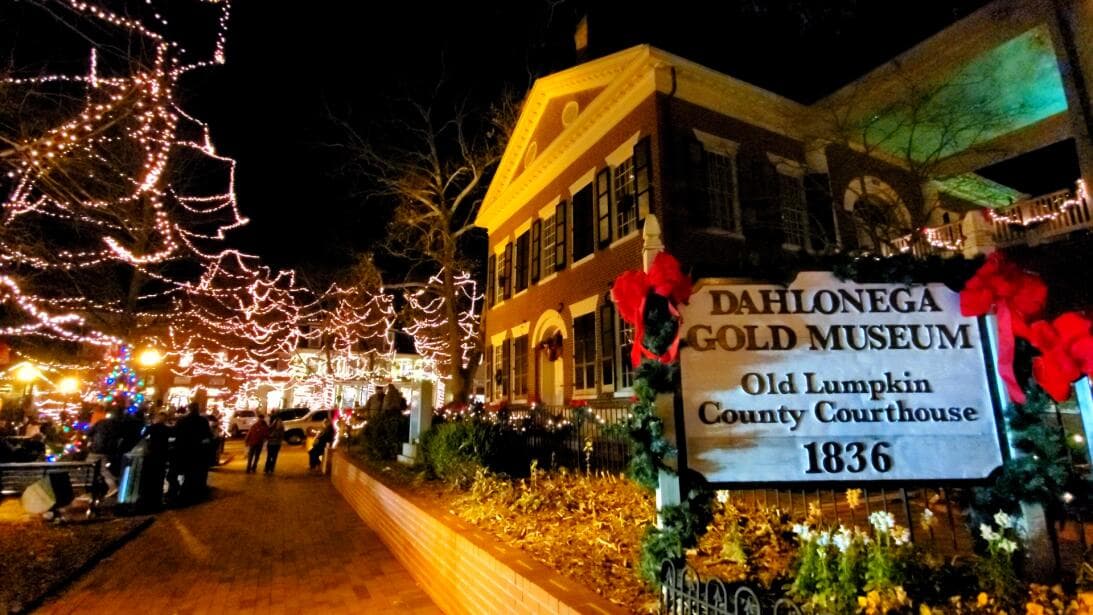 Sus calles, negocios y hasta el Museo del Oro visten colores y luces de Navidad.