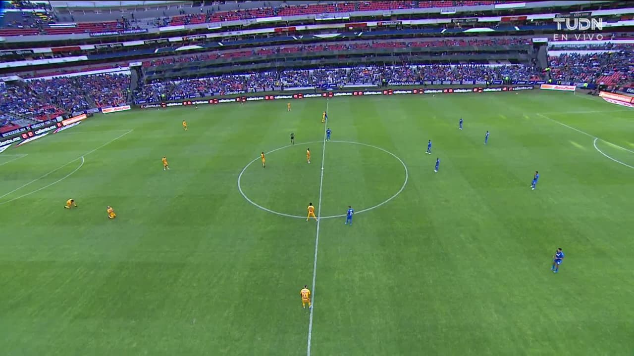 Arranca el partido y la pelota está en juego.