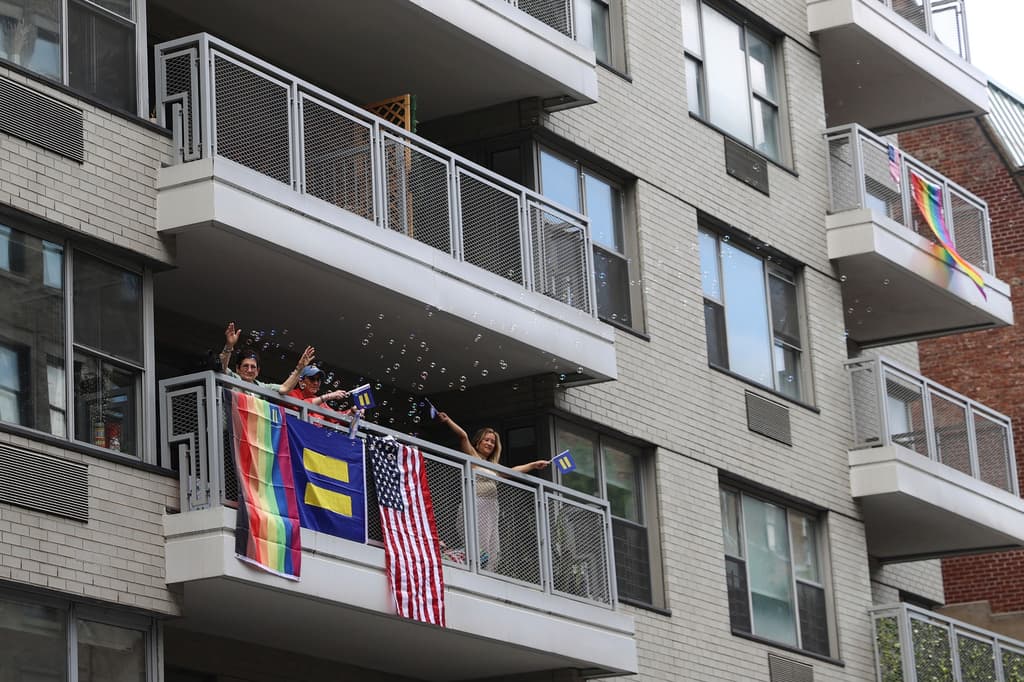 El Desfile del Orgullo LGBTQIA+ comenzó cerca del mediodía, 
<b>en la calle 26 con la Quinta Avenida</b>. Había miles de personas en las calles y otras tantas que, desde sus balcones, se sumaron al festejo hasta con burbujas de jabón.