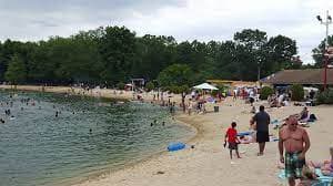 Hay áreas de picnic disponibles, al igual que un "Beach Bar", que sirve comidas informales en caso de que no traiga su propia comida. Si bien se permiten refrigeradores, no los empaque con cerveza, el alcohol está prohibido.
<br>
<br>📍850 Creek Rd., Bellmawr, Nueva Jersey
<br>💲 $ 14 para adultos ($ 12 entre semana); $ 11 para niños menores de 11 años ($ 10 los días de semana),
<br>