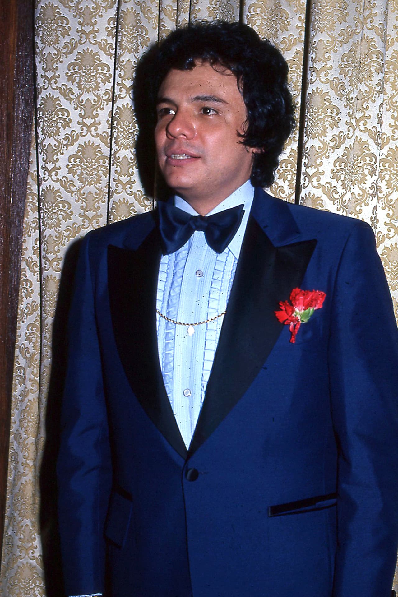 El audio, con duración de 52 segundos, dice: "'Poema del cantante' de don Carlos Zea y Díaz. Si en tus enojos decides castigar al que ha cantado, cuando haya quebrantado tu ley santa. Haz que le ahogue el llanto de sus ojos, haz que padezca triste y desolado".