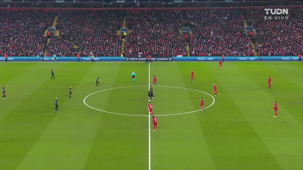 Arranca el partido y la pelota está en juego.