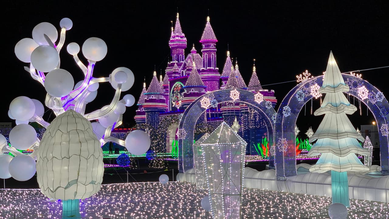 El recorrido comienza en 
<b>The Kingdom</b> donde está la puerta de entrada al enorme castillo que te lleva a un viaje fantástico de lugares turísticos.