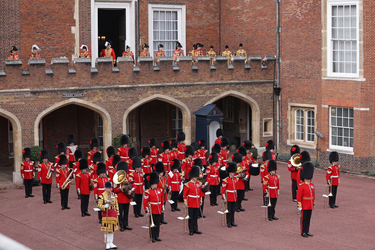 Miembros de la Banda de la Guardia de Coldstream bajo el balcón de St. James, tras la primera lectira pública de la proclamación del nuevo rey.
<br>
