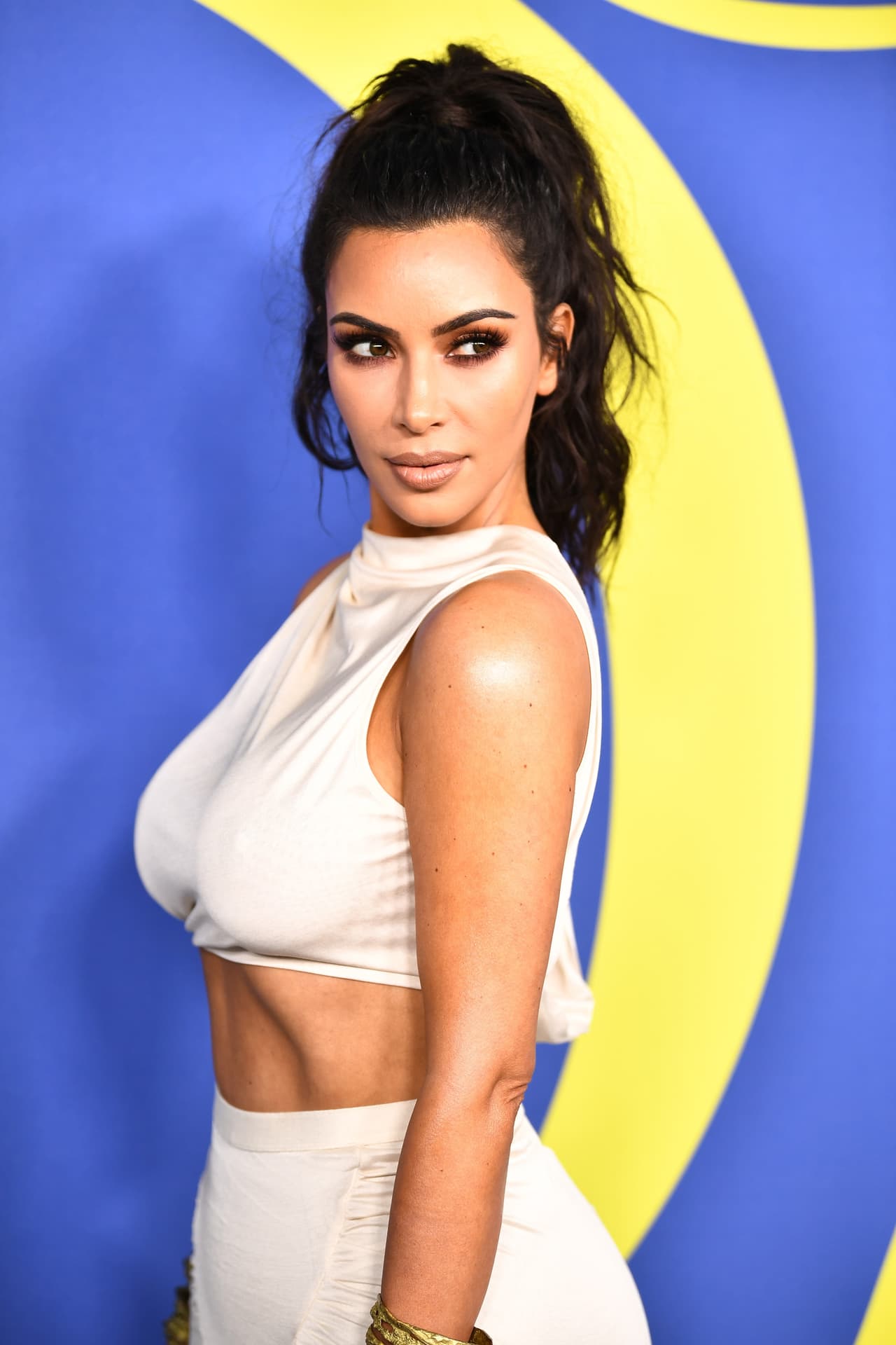 Kim Kardashian compartió a principios de abril de 2018 que había comenzado a estudiar para 
<b><a href="https://www.univision.com/famosos/es-en-serio-kim-kardashian-revela-que-esta-estudiando-para-convertirse-en-abogada-fotos">convertirse en abogada</a>.</b>