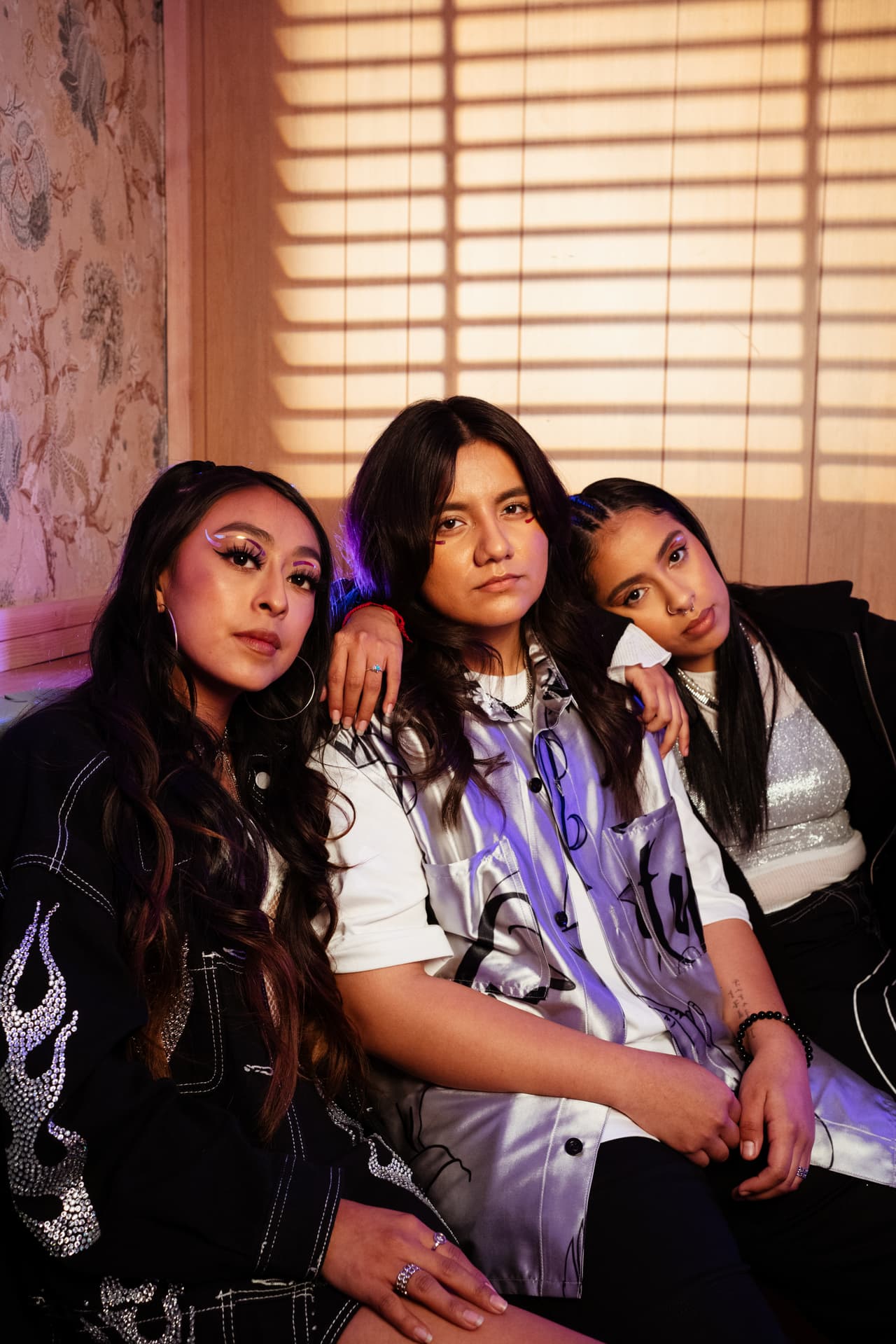 <h2 class="cms-H2-H2"><b>CONEXIÓN DIVINA </b></h2>
<br>
<br>Son el primer grupo femenino sierreño del género; ellas se destacan, no solo cantar, también por escribir y tocar sus propios instrumentos. Las tres integrantes están nominadas a 
<b>La Nueva Generación Regional Mexicano.</b>